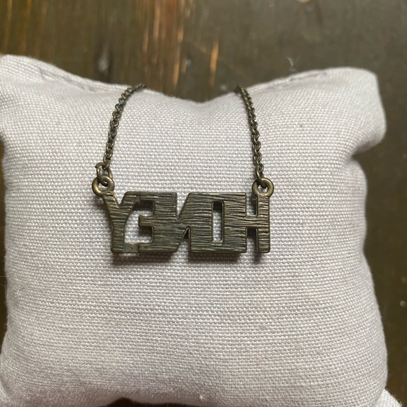 “HONEY” Nameplate Necklace - Picture 3 of 5